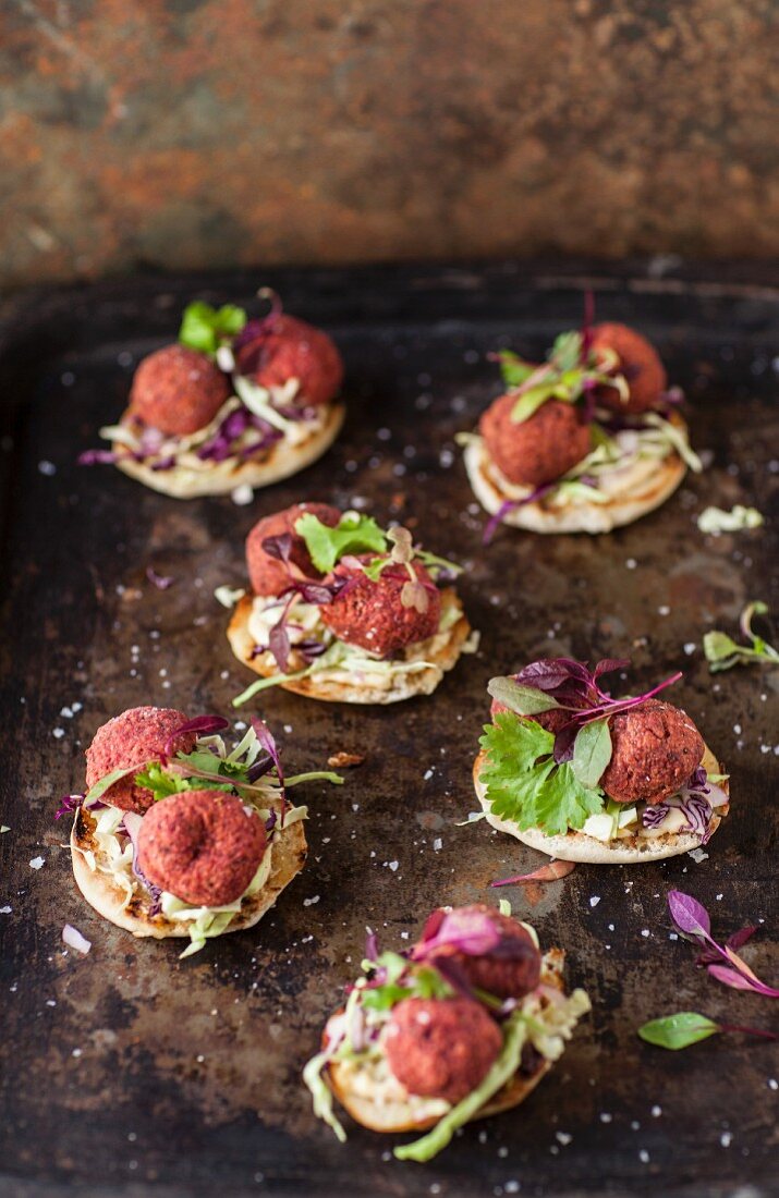 Rote Bete Falafel auf kleinen Pitabroten mit Kräutern