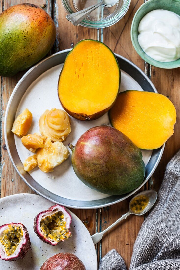 Zutaten für Mango-Passiosfrucht-Joghurt-Gratin