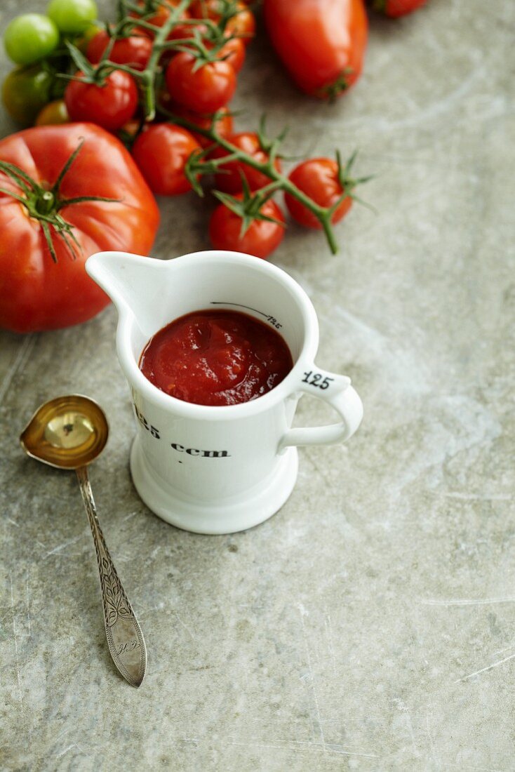 Selbstgemachter Tomatenketchup in Porzellankännchen