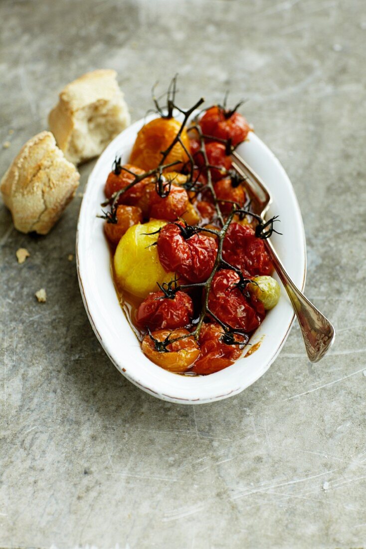 Verschiedene Tomatensorten als Ofentomaten mit Brot