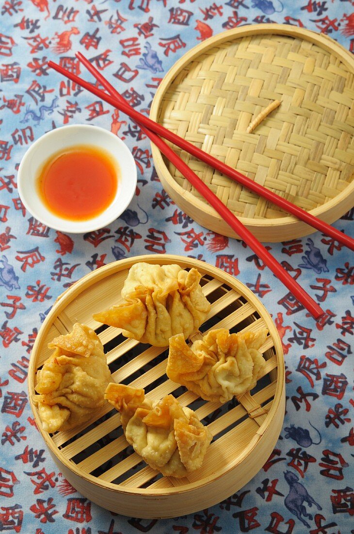 Fried wontons with chilli sauce