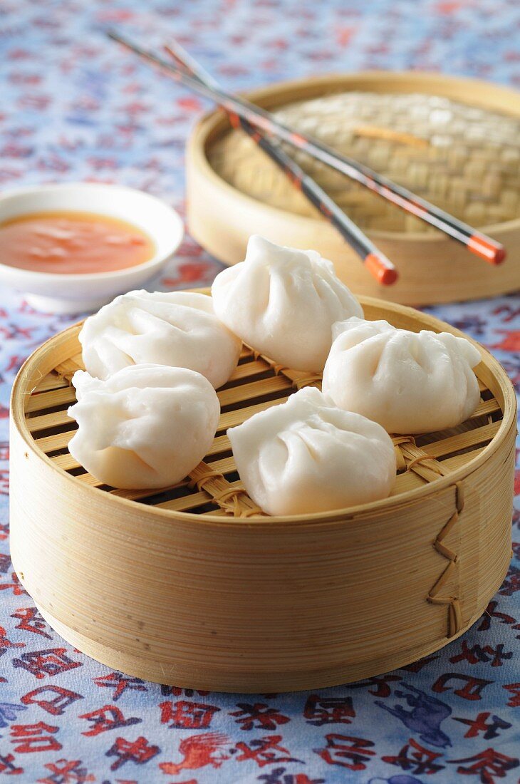 Steamed dumplings with a chilli sauce