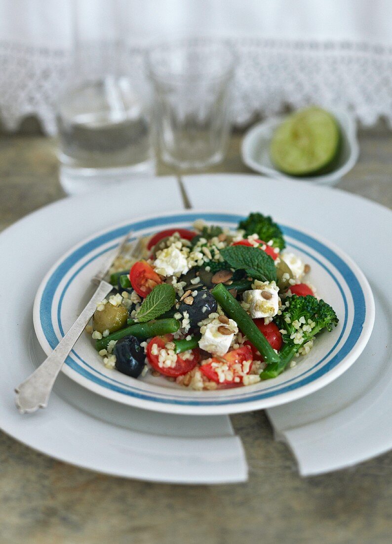 Griechischer Salat mit grünen Bohnen, Brokkoli, Tomaten, Bulgur und Oliven