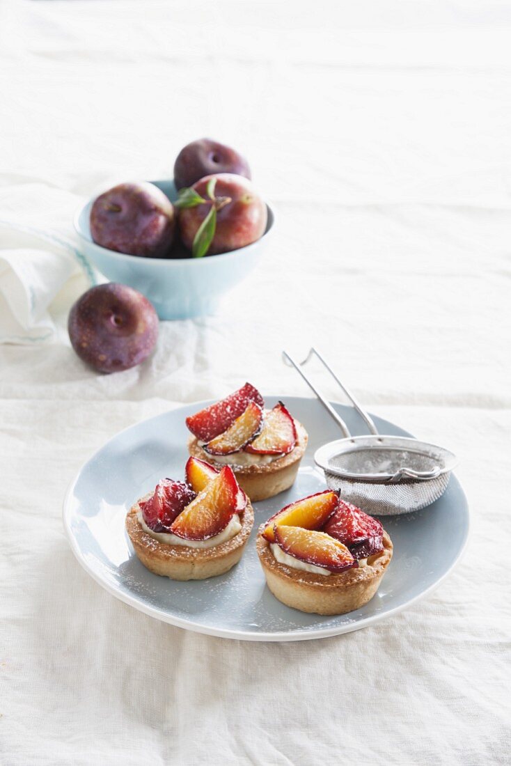 Vanilla tartlets with roasted plums