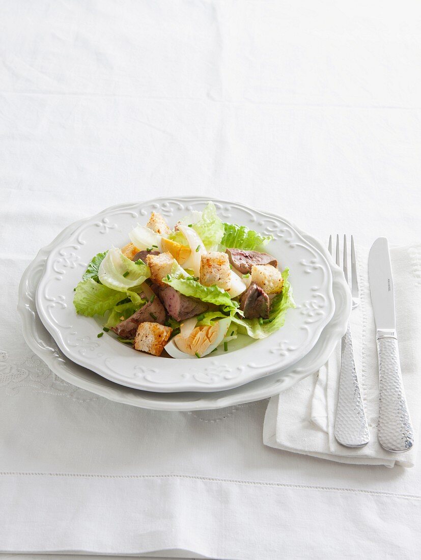 Warmer Rindfleischsalat mit hartgekochten Eiern