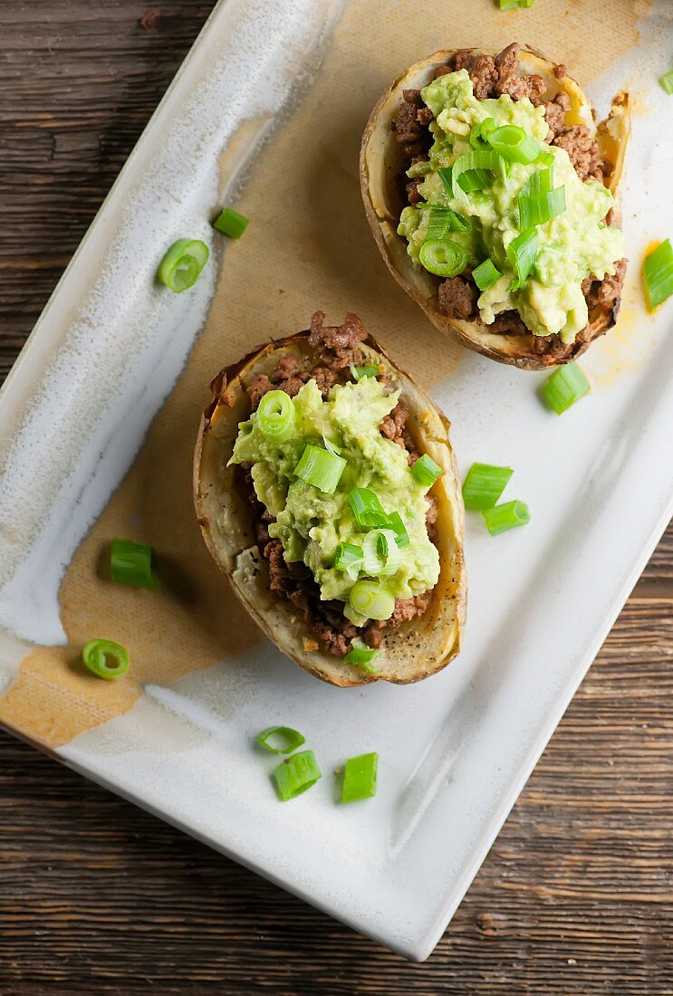 Kartoffeln gefüllt mit Hackfleisch und Avocadocreme