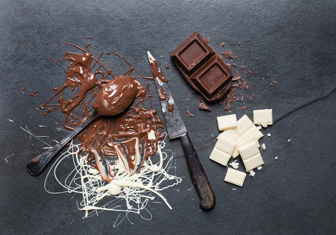 Geschmolzene Schokolade und Schokoladenstücke