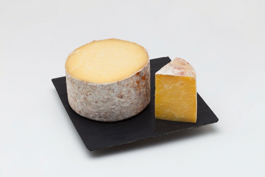 Cheddar fermier (hard cheese from England)
