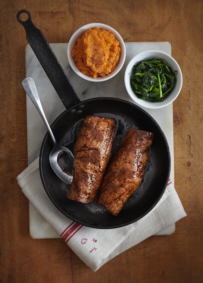 Pork roulade with spinach and mashed carrots
