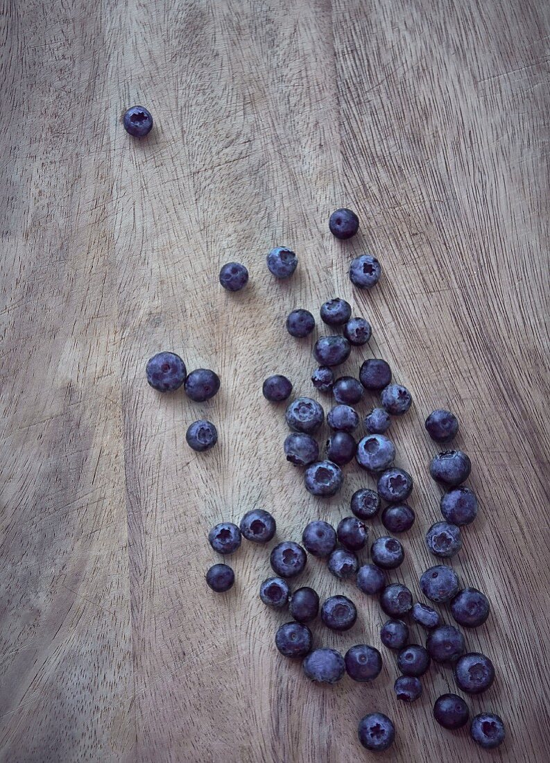 Heidelbeeren auf Holztisch