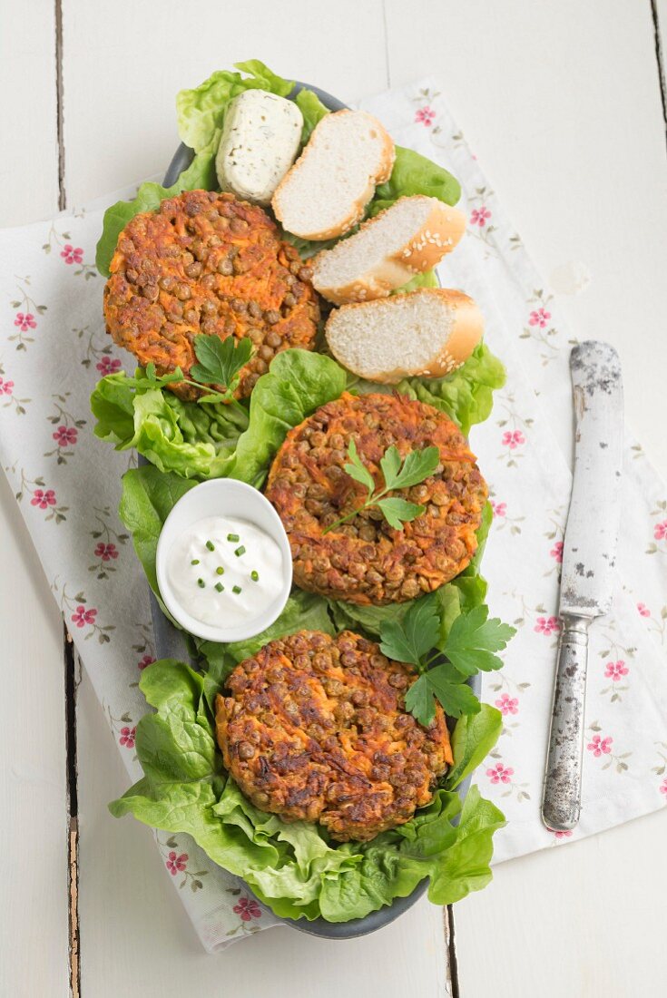 Lentil patties with baguette and herb quark (seen from above)