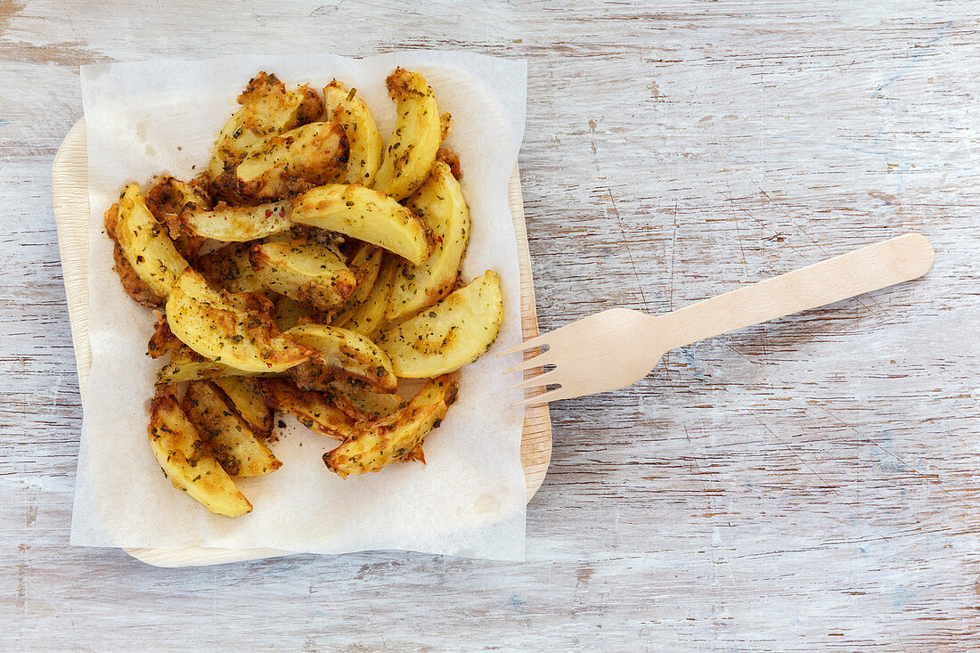 Gebackene Kartoffelspalten mit Kräutern und Parmesan (Aufsicht)