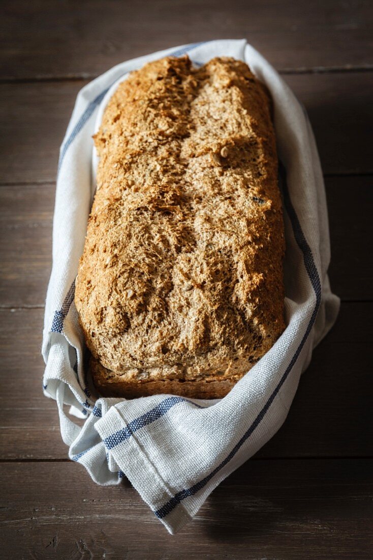 Selbstgebackenes Dinkel-Vollkornbrot