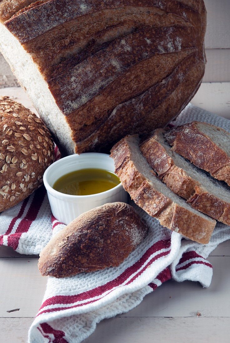 Verschiedene Brote und ein Schälchen Olivenöl
