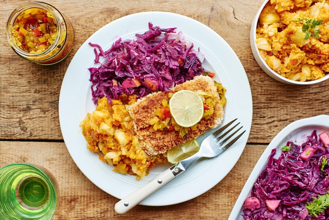 Breaded tempeh fillets with red cabbage and mashed sweet potatoes with parsnips