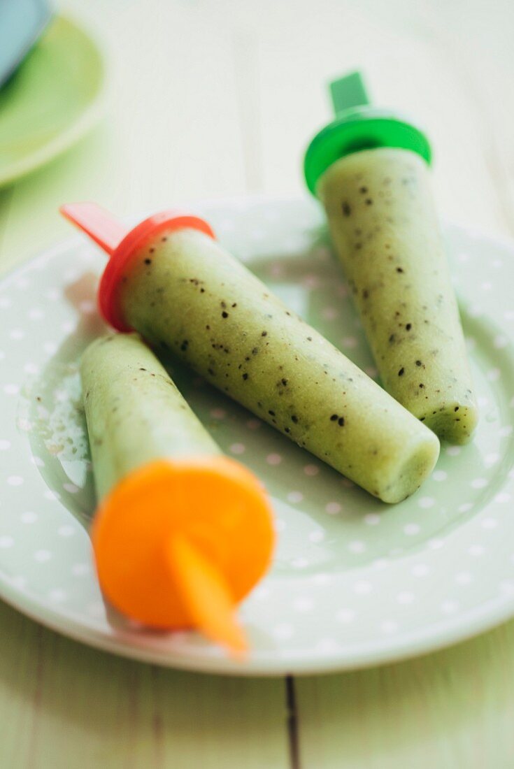 Selbstgemachte Bananen-Kiwi-Popsicles