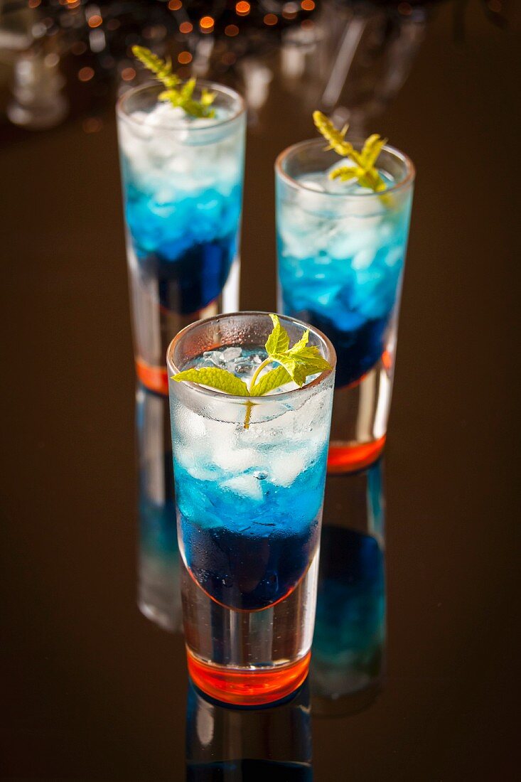 Cocktail mit Blue Curacao, Eis, Minze und Soda