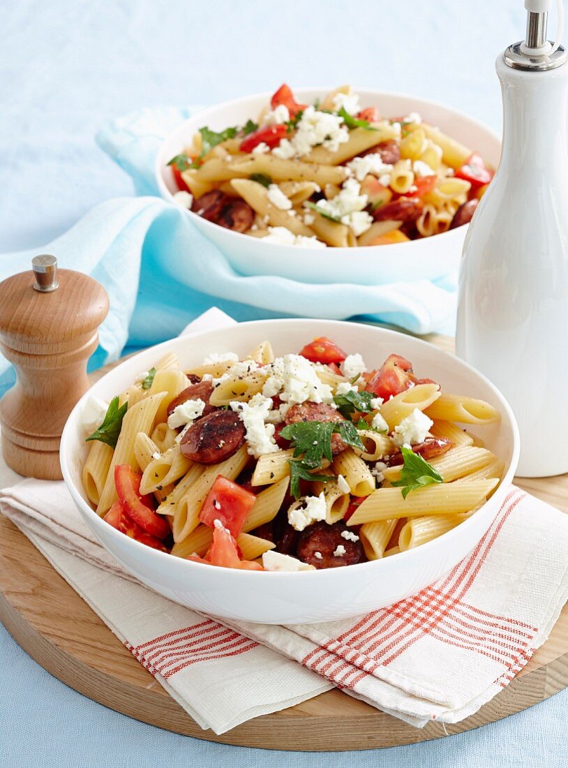 Penne mit Tomaten, Chorizo und Feta