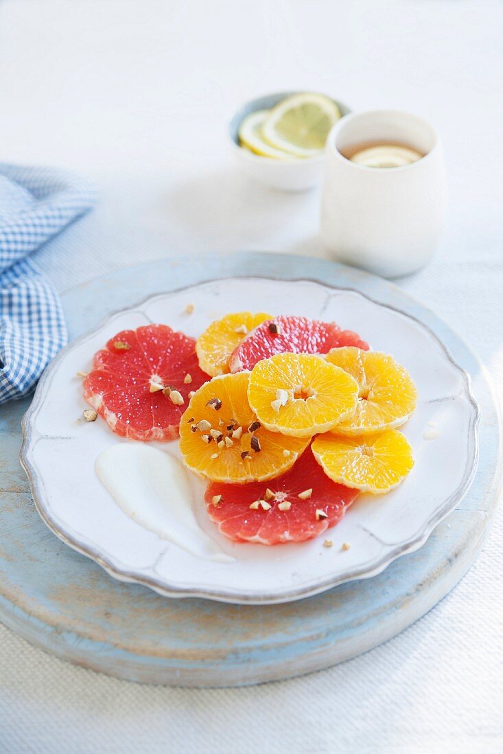 Zitrussalat mit rosa Grapefruit, Orangen, Nüssen und Joghurt