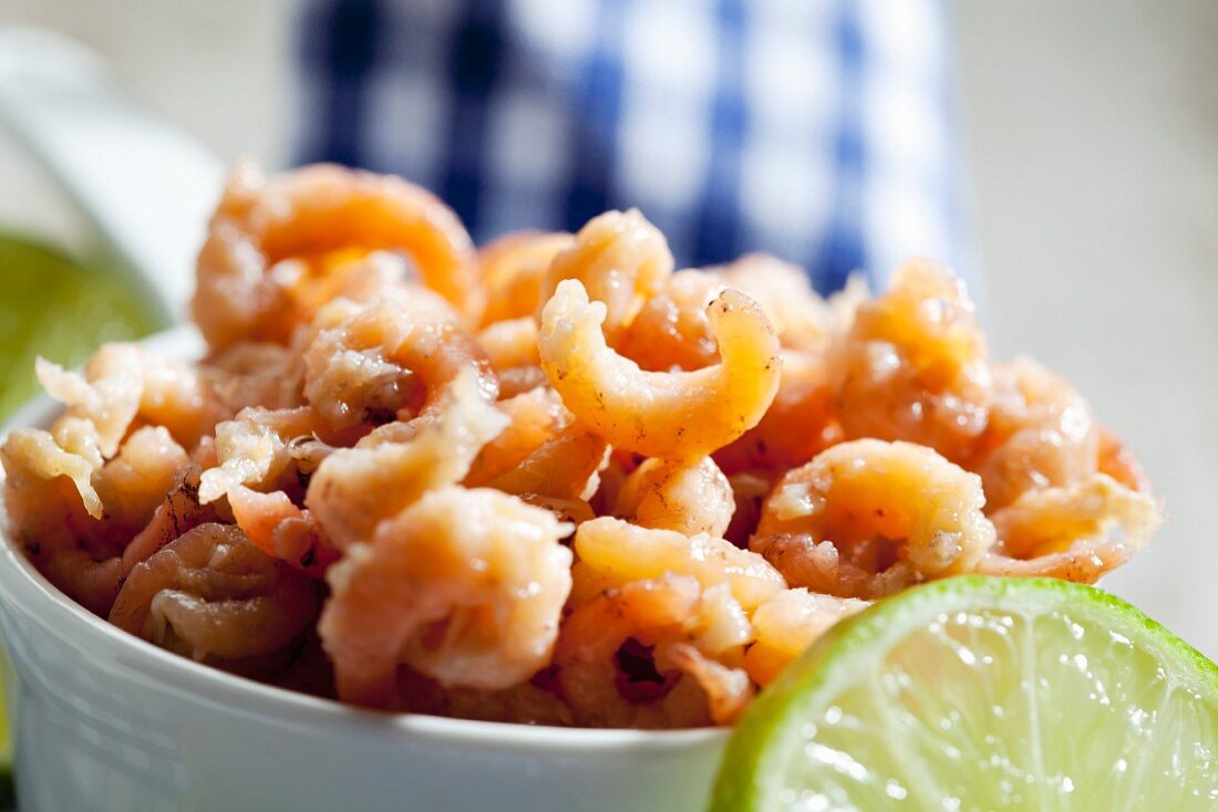 A bowl of fresh shrimps (close-up)