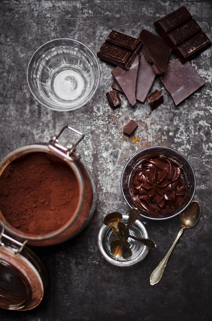 Veganes Mousse au Chocolate mit Zutaten (Aufsicht)