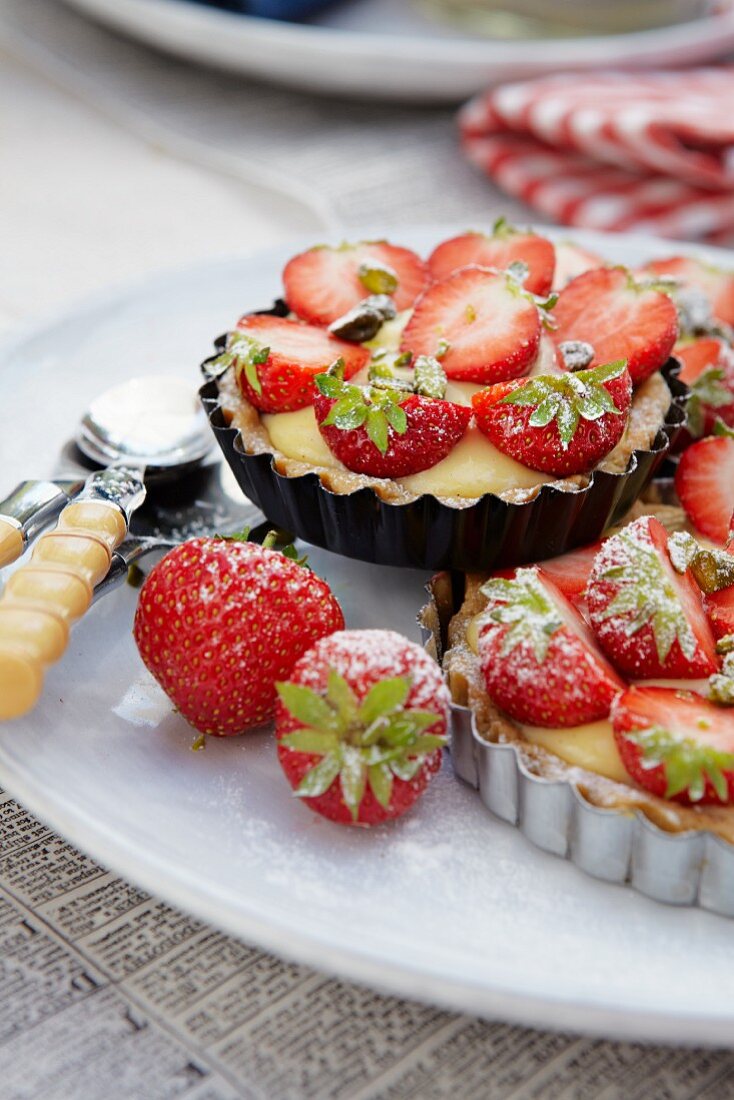 Vanilla cream tartlets with strawberries
