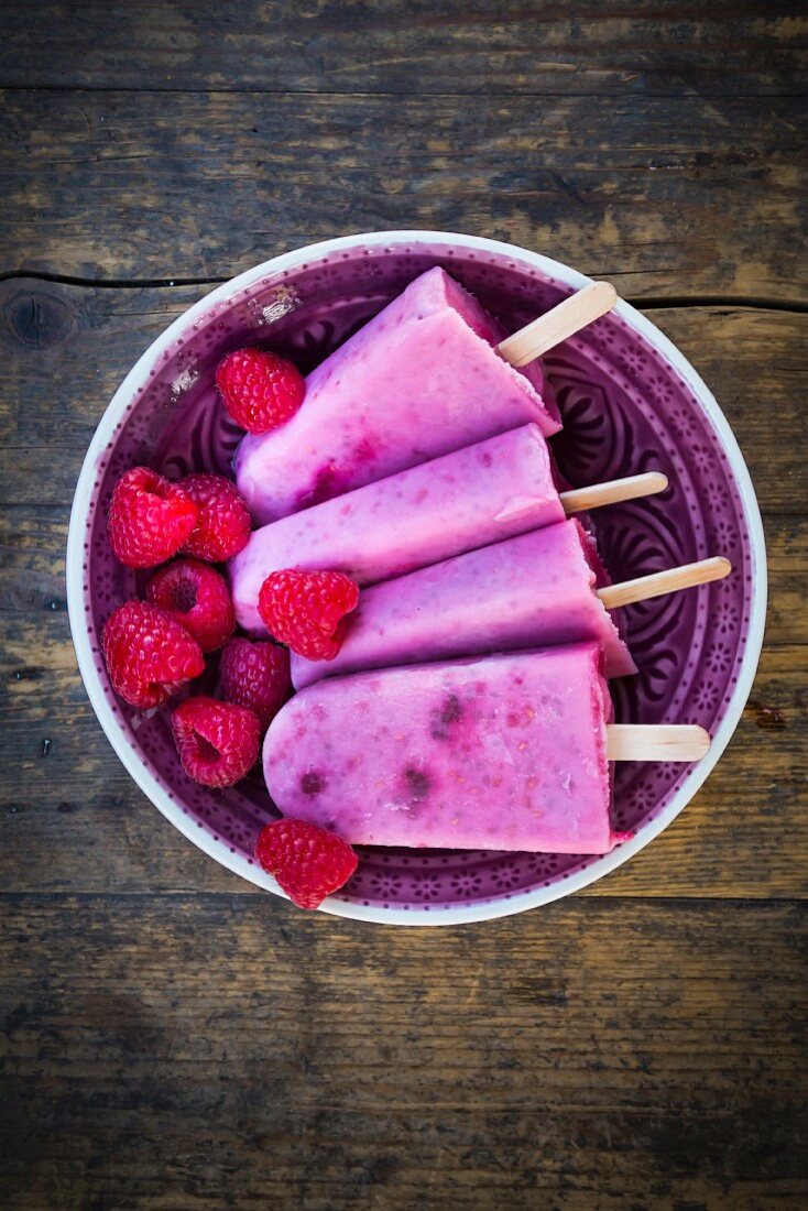 Raspberry ice cream sticks with chia seeds (seen from above)