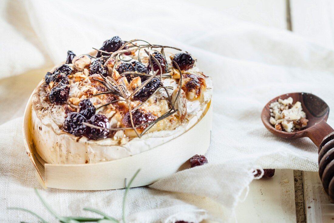 Gebackener Camembert mit Nüssen, Cranberries, Rosmarin & Honig