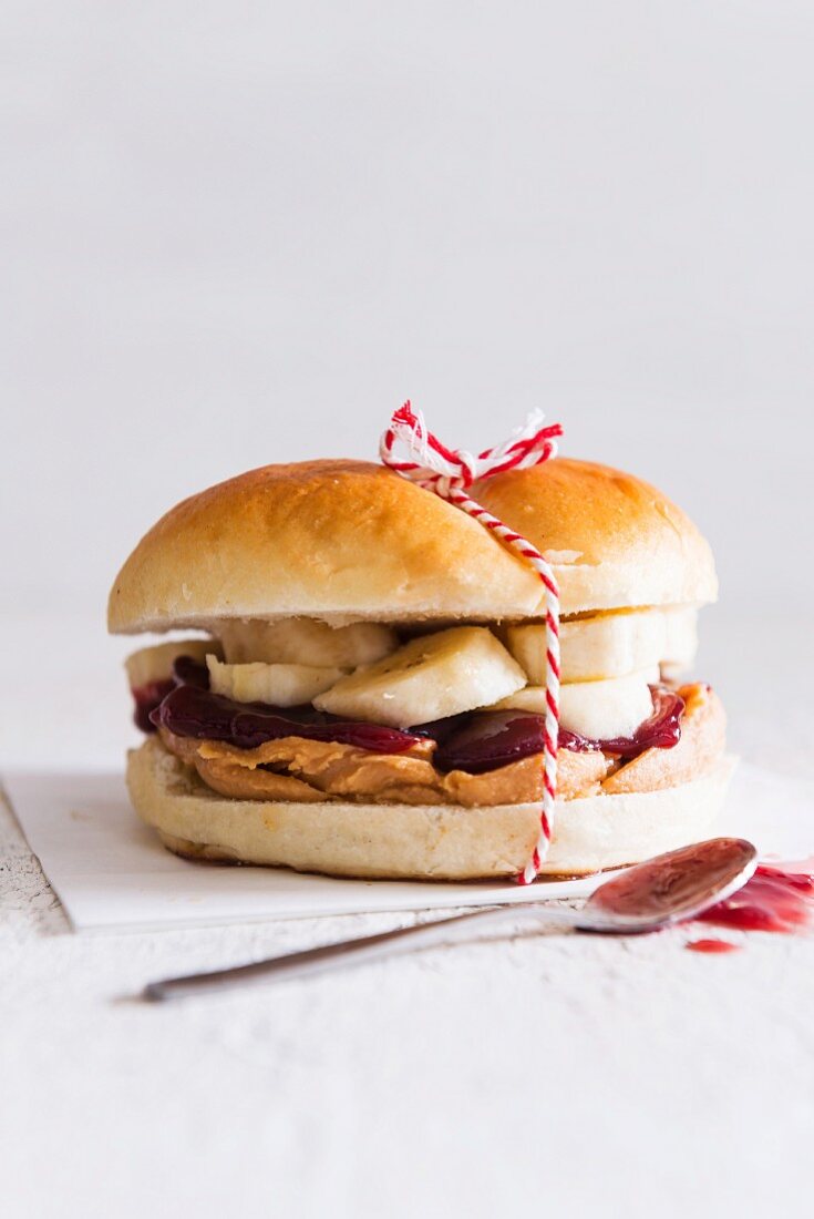 Brötchen mit Bananen, Marmelade und Erdnussbutter