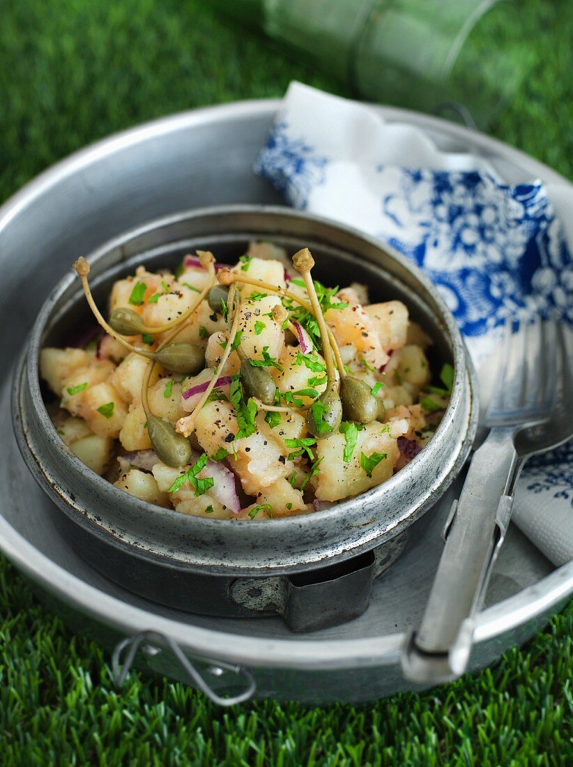 Kartoffelsalat mit Zwiebeln und Kapern