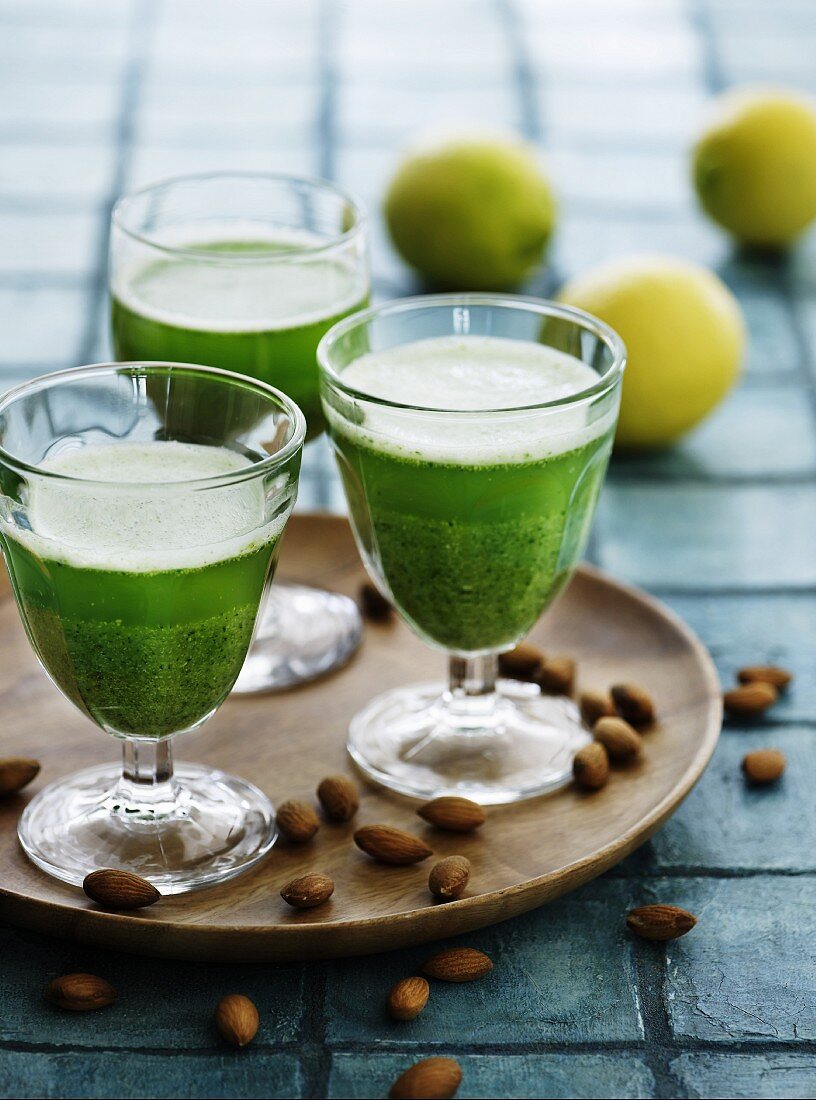 Green smoothies with almonds