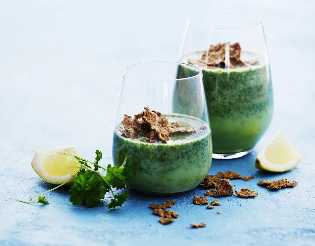 Green smoothies with crispy cereal flakes