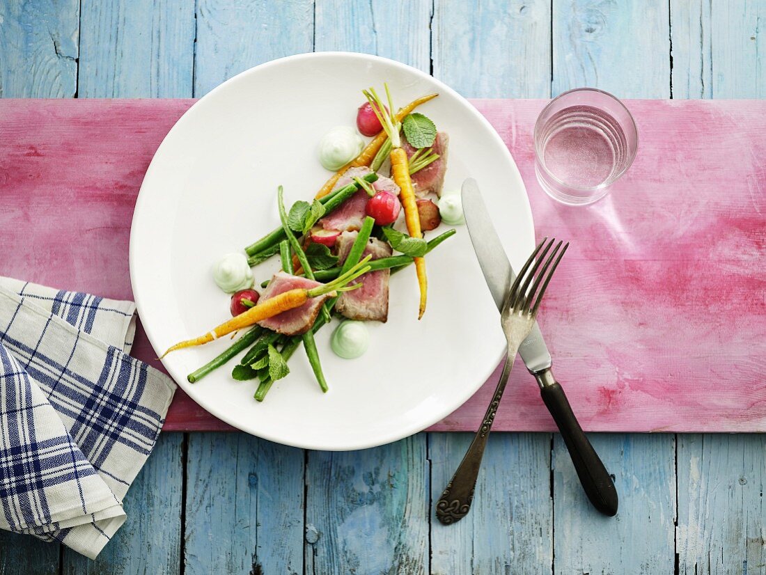 Gemüsesalat mit Schweinefilet