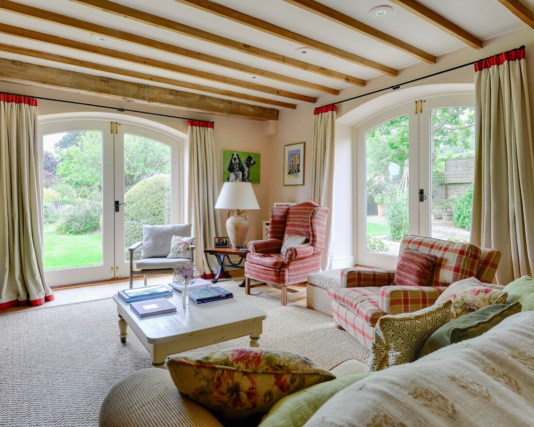 Wohnzimmerecke mit Terrassentüren und gemütlichen Sesseln um Couchtisch