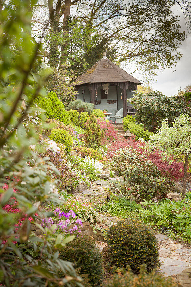 Gartenanlage, im Hintergrund Pavillon auf Anhöhe