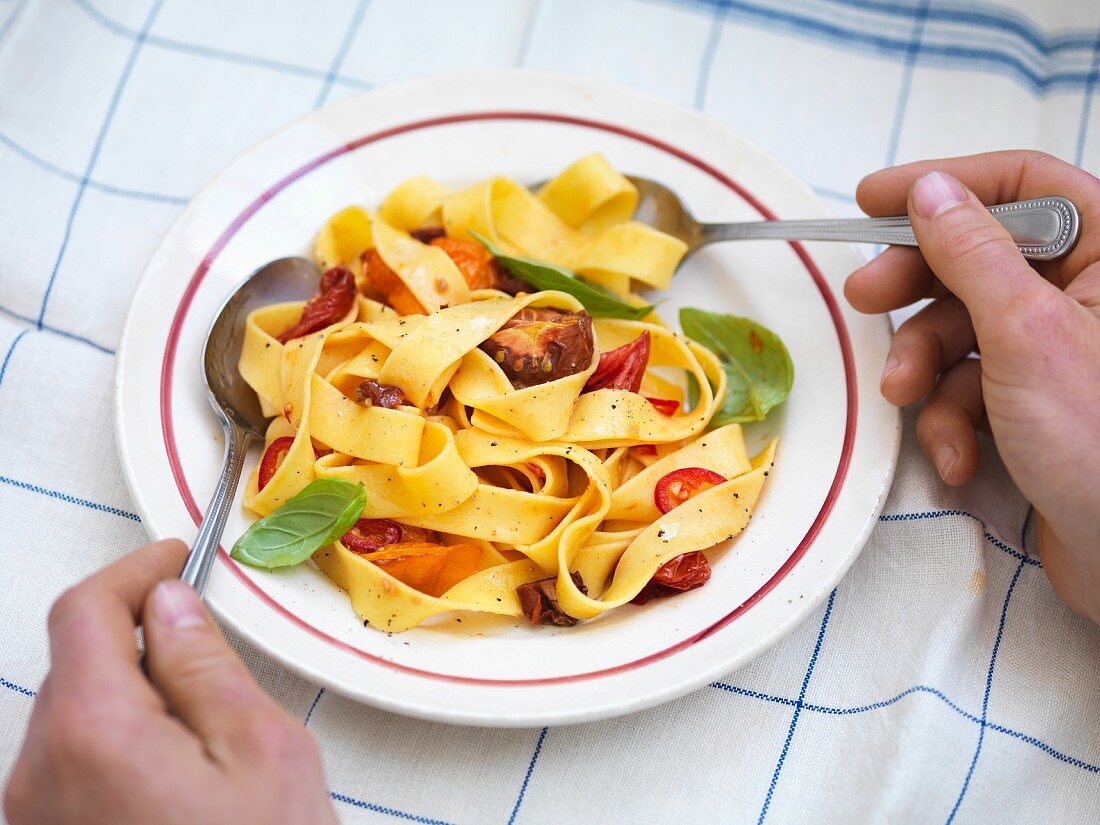 Pappardelle mit verschiedenen Tomaten und Basilikum