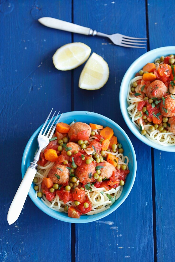 Spaghetti mit Thunfischklösschen in Tomatensauce mit Erbsen