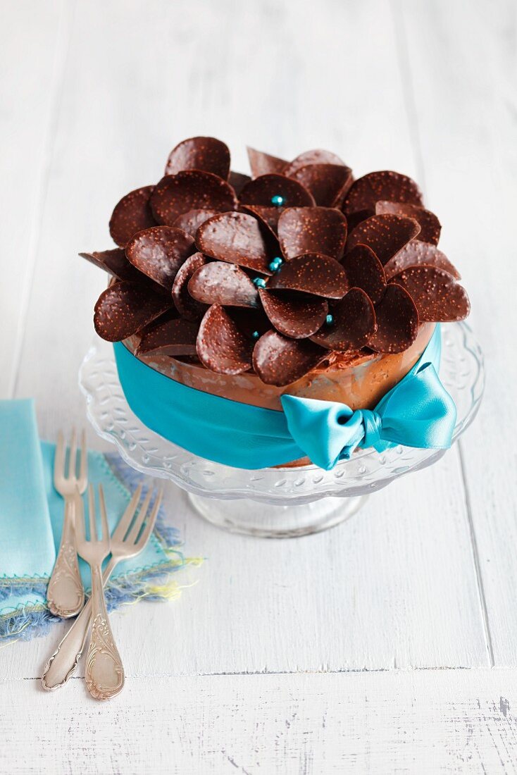 Festlicher Schokoladenkuchen, dekoriert mit Schokochips