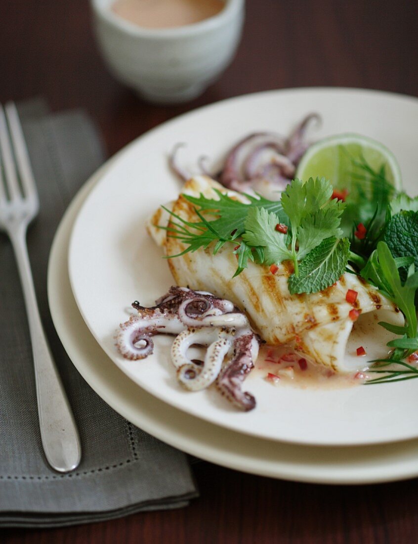 Tintenfisch mit Kräutern und Limettensauce