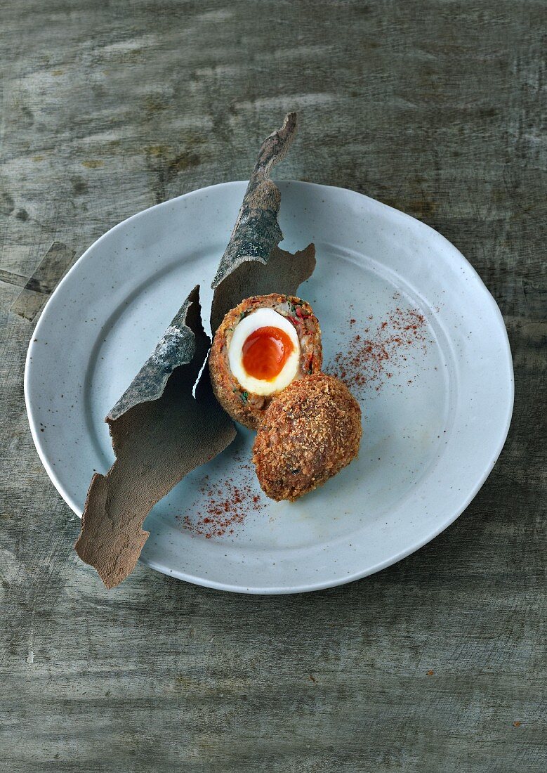 Scotch Egg, halbiert, auf Teller