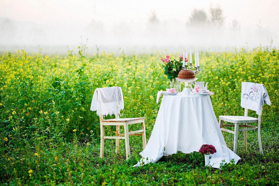 Gedeckter Tisch im Grünen für romantisches Frühstück zu Zweit