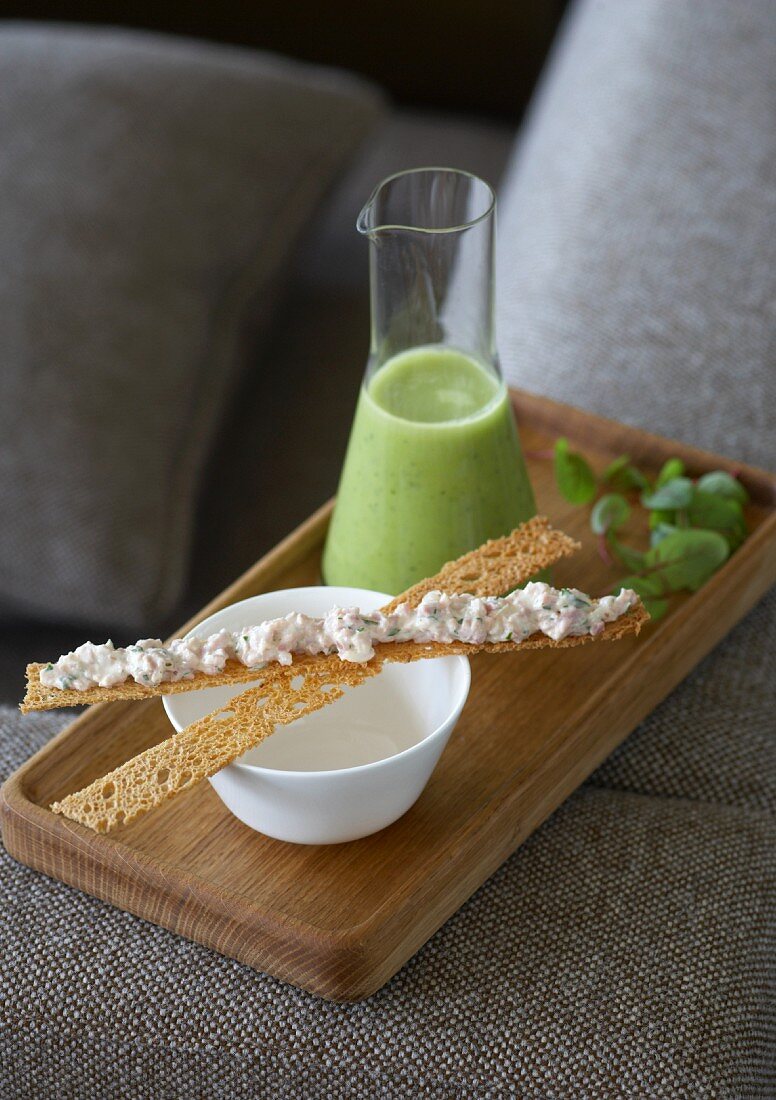 Erbsensuppe mit knusprigen Toaststreifen