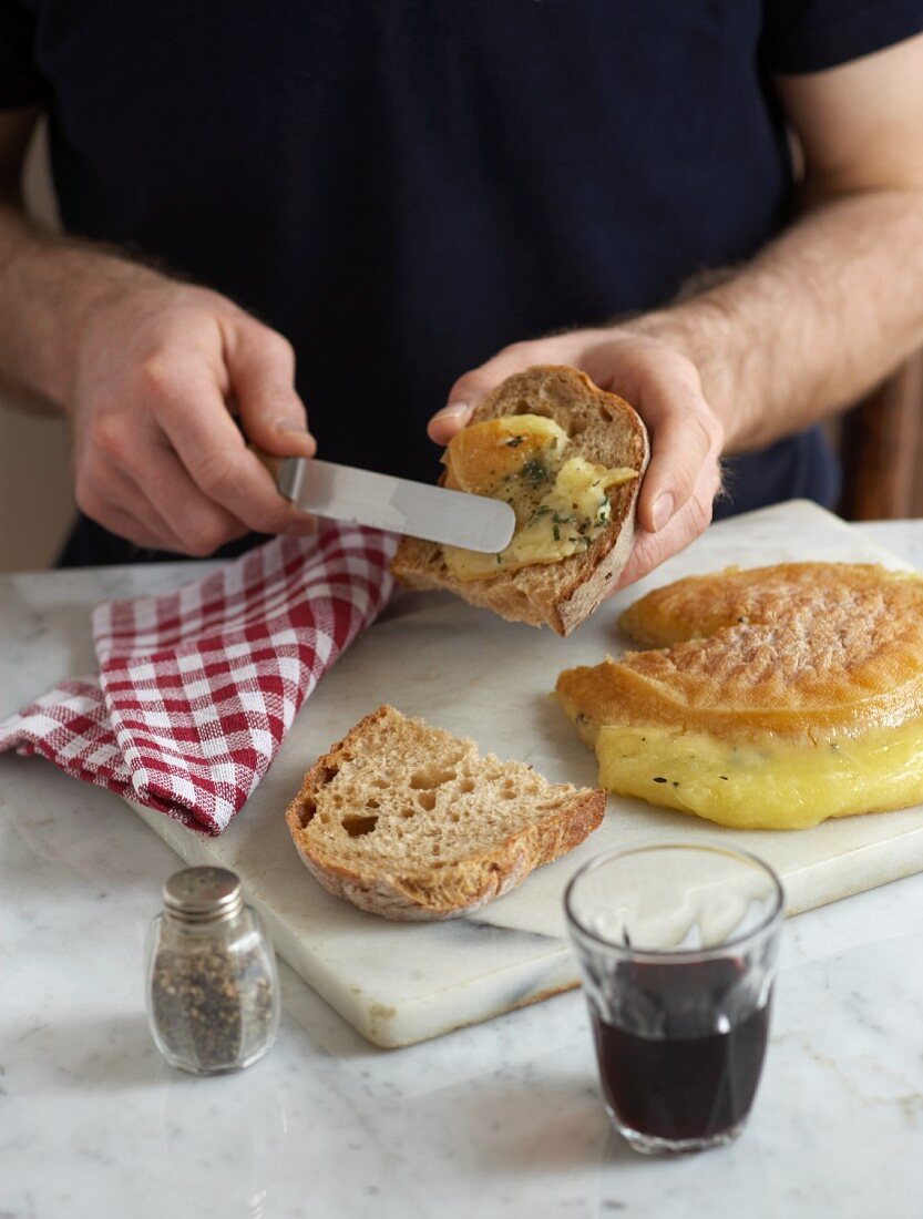 Brot mit gebackenem Gubbeen-Käse