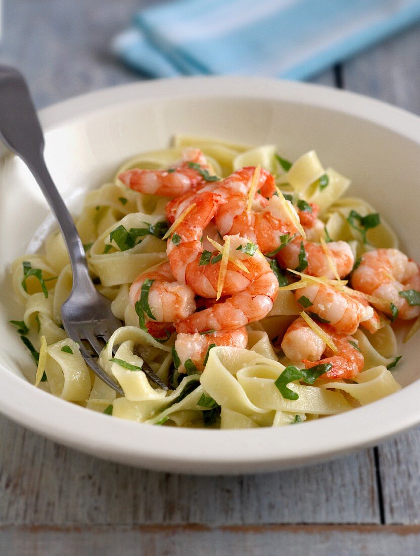 Fetuccine with prawns and lemons