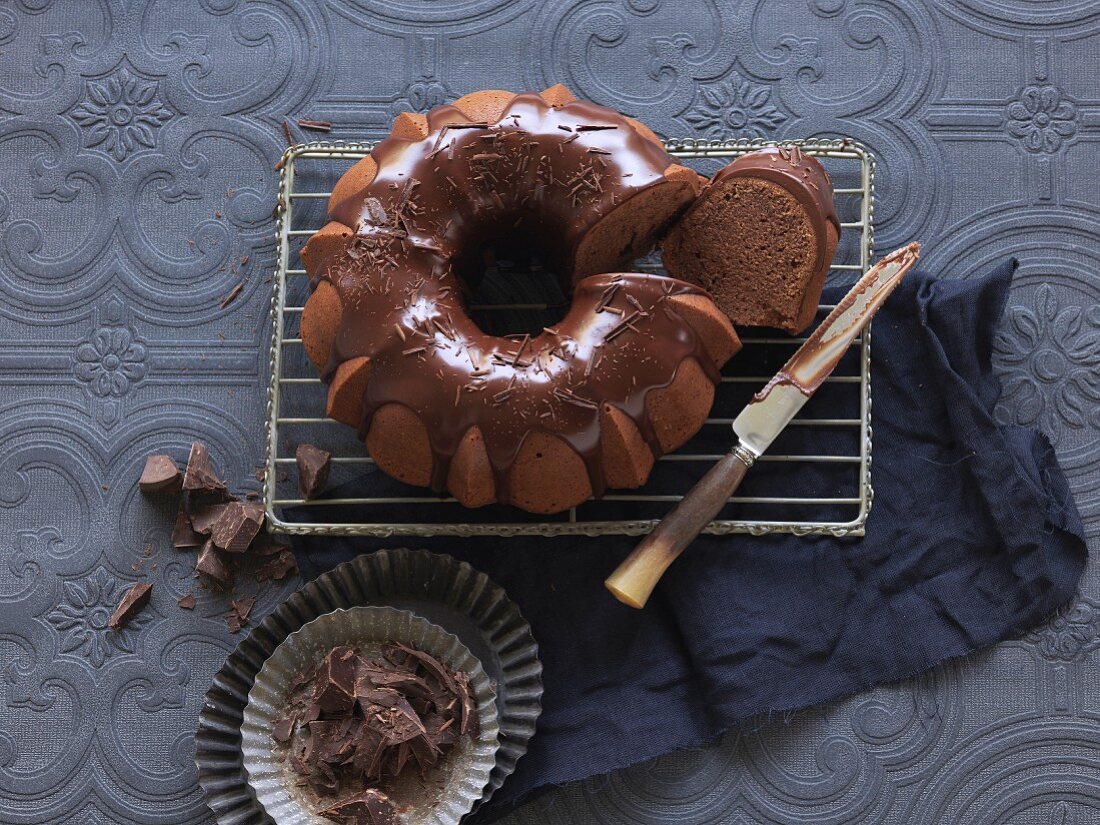 Schokoladengugelhupf mit Schokoglasur, angeschnitten