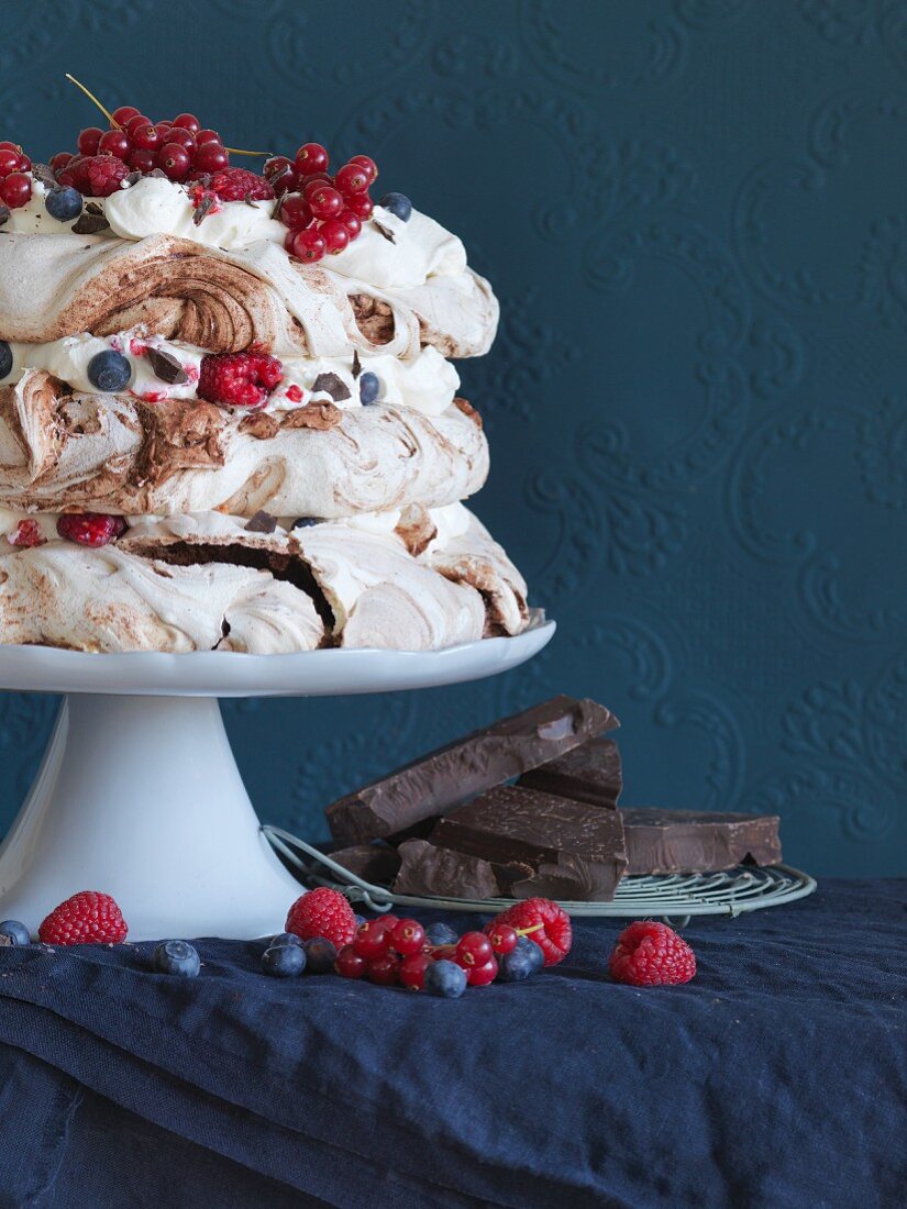 Schokoladen-Pavlova mit Meringues und Beeren