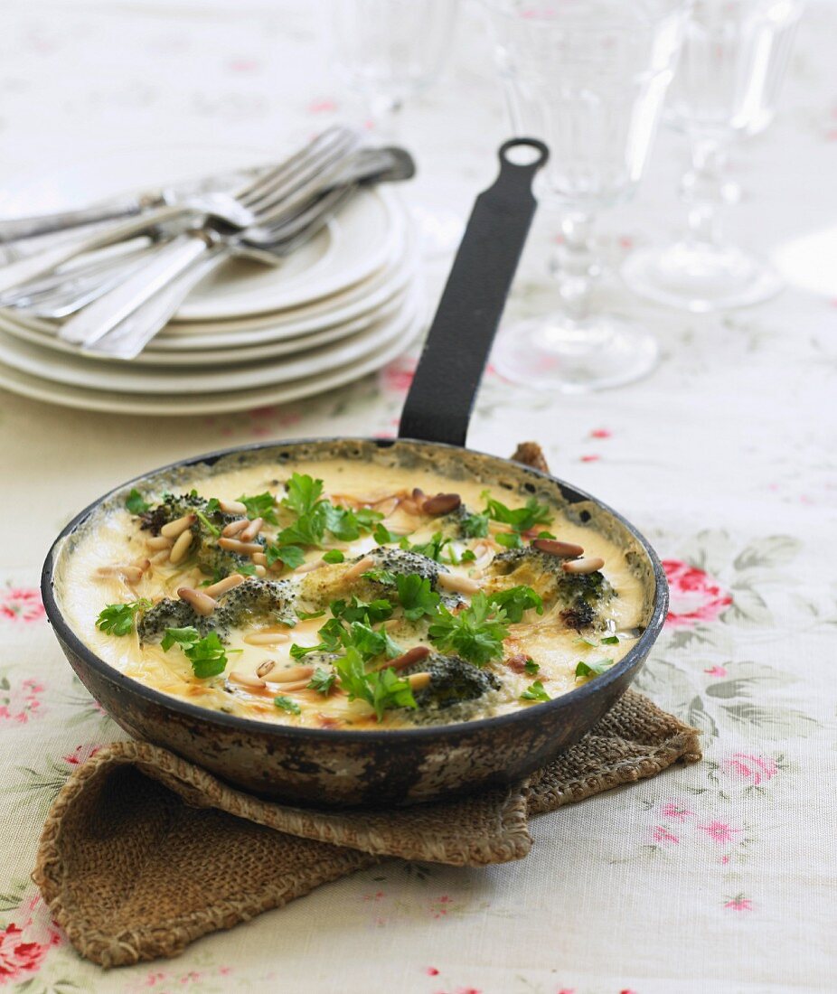 Frittata mit Brokkoli und Pinienkernen