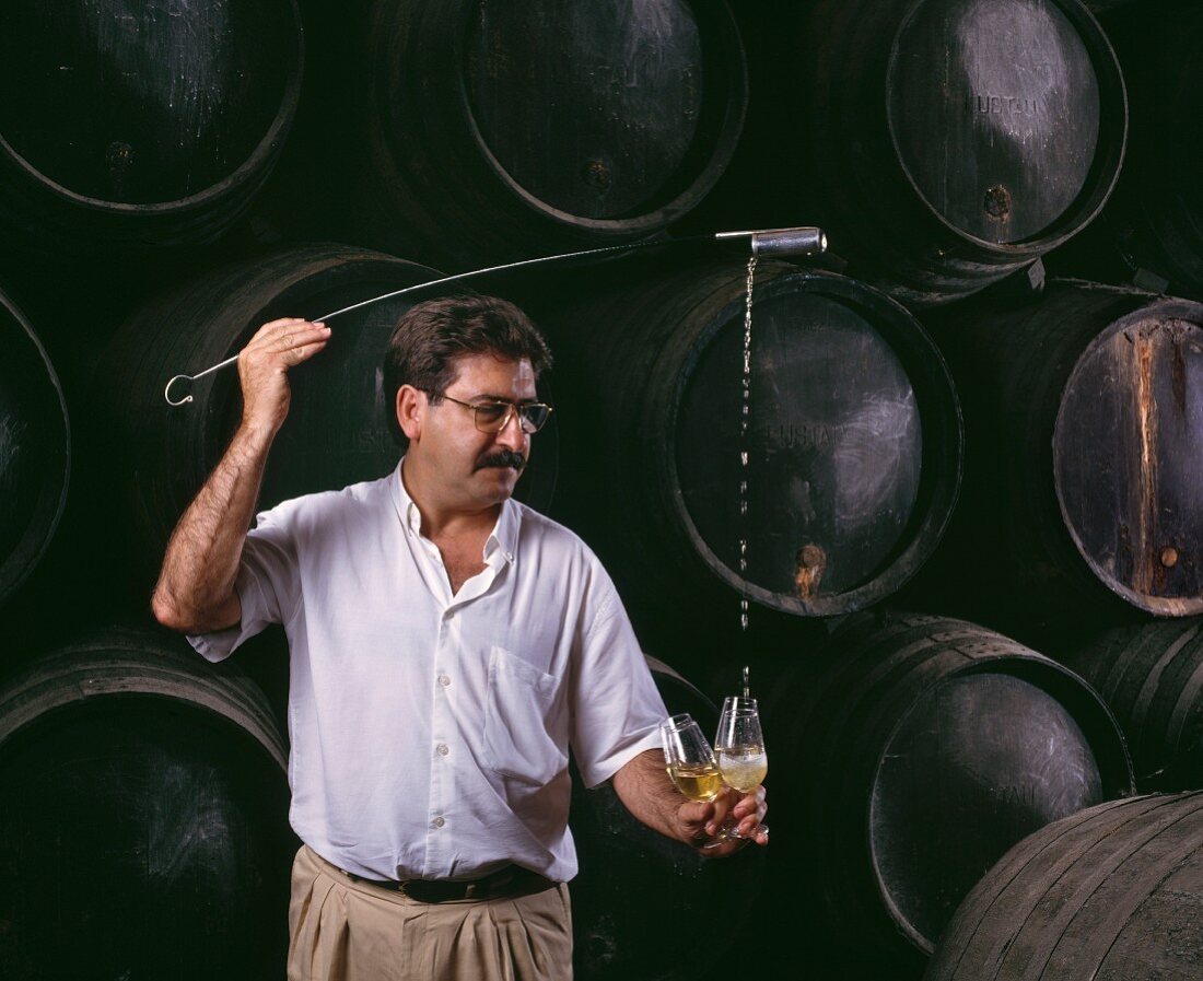 Sherry-Probe im Keller des Erzeugers Lustau in Jerez, Spanien
