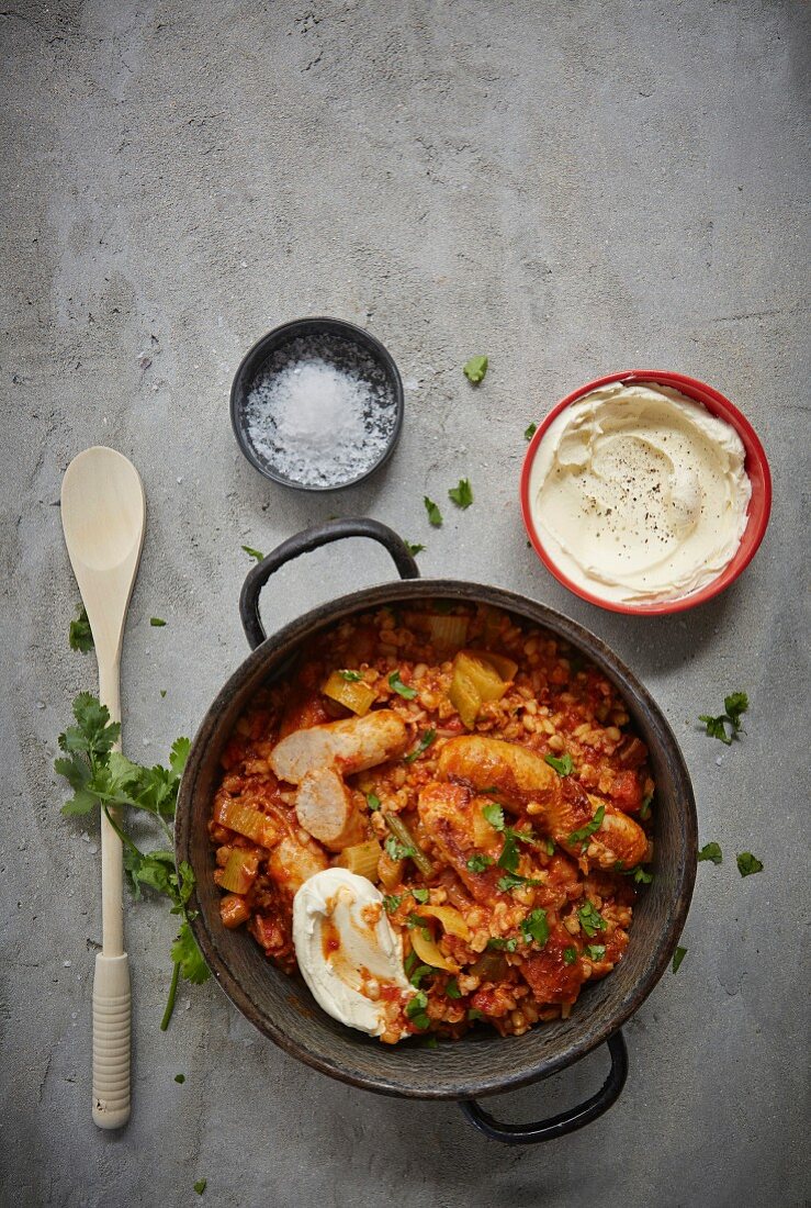 Graupeneintopf mit Fenchel und Würstchen