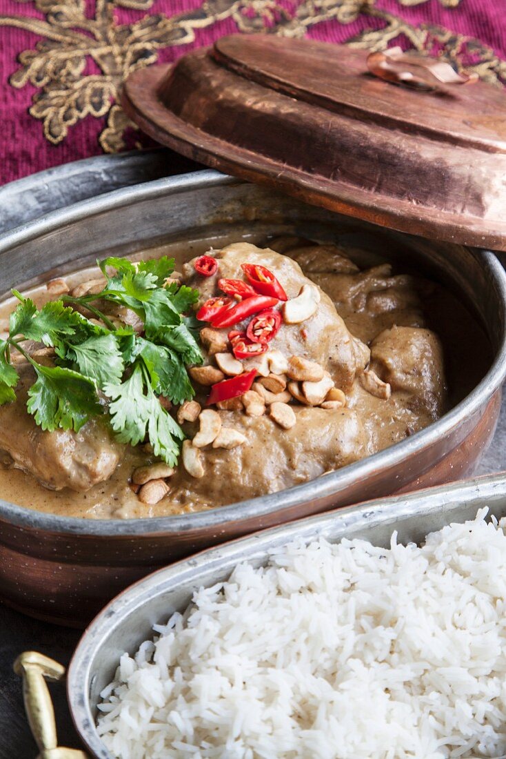 Chicken curry with peanuts